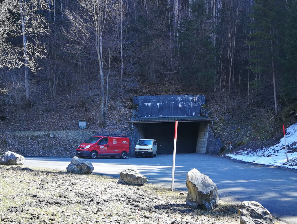 Eingang zum Munitionsstollen Mitholz. Die Anlage wird bewacht, nur Experten und Sicherheitskräfte haben Zutritt. (Foto: Valentin Rubin).