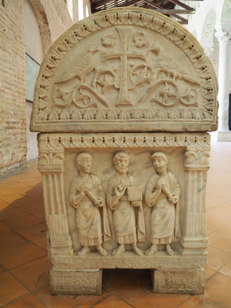 Gelehrte auf einem Sarkophag in der Kirche St. Appollinaris in Classe bei Ravenna, um 440 n. Chr.